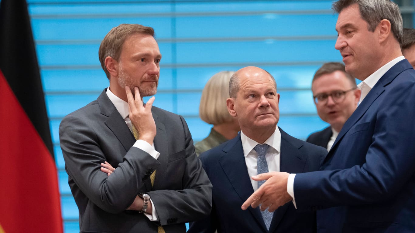 Christian Lindner (FDP), Olaf Scholz (SPD) und Markus Söder (CSU) im Bundeskanzleramt (Archivbild): Aus Berlin erreicht den bayerischen Landeschef vor allem Unverständnis im Fall Aiwanger.
