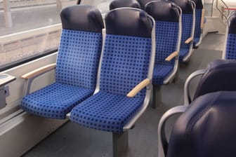 Bahn von innen (Symbolbild): Ein Mann in Nordrhein-Westfalen hat versucht, Sitze in einer Bahn anzuzünden.