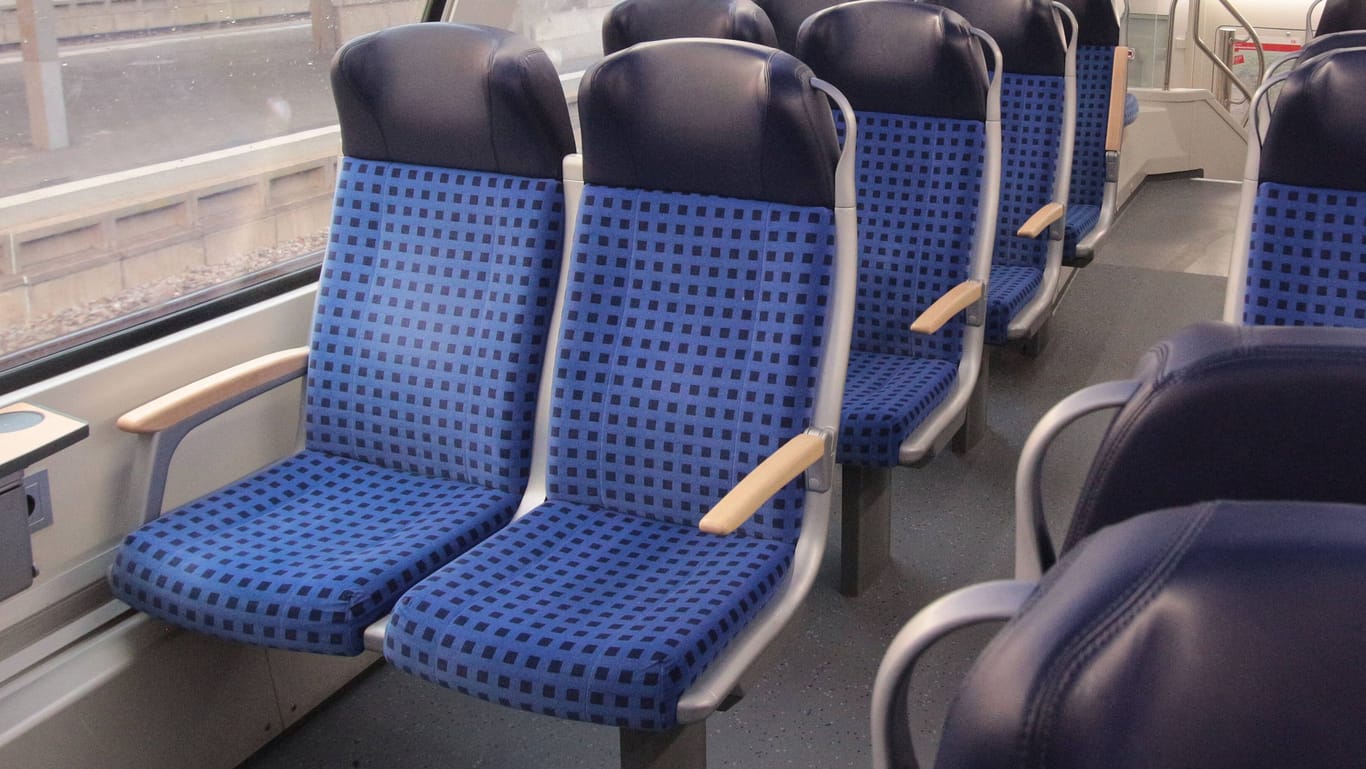 Bahn von innen (Symbolbild): Ein Mann in Nordrhein-Westfalen hat versucht, Sitze in einer Bahn anzuzünden.