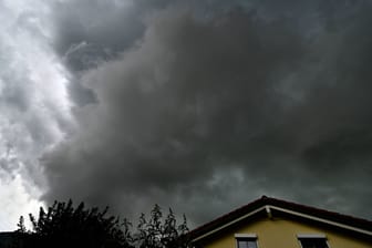 Eine Gewitterzelle bildet sich (Archivfoto): Im Südwesten warnt der Deutsche Wetterdienst vor schweren Unwettern.