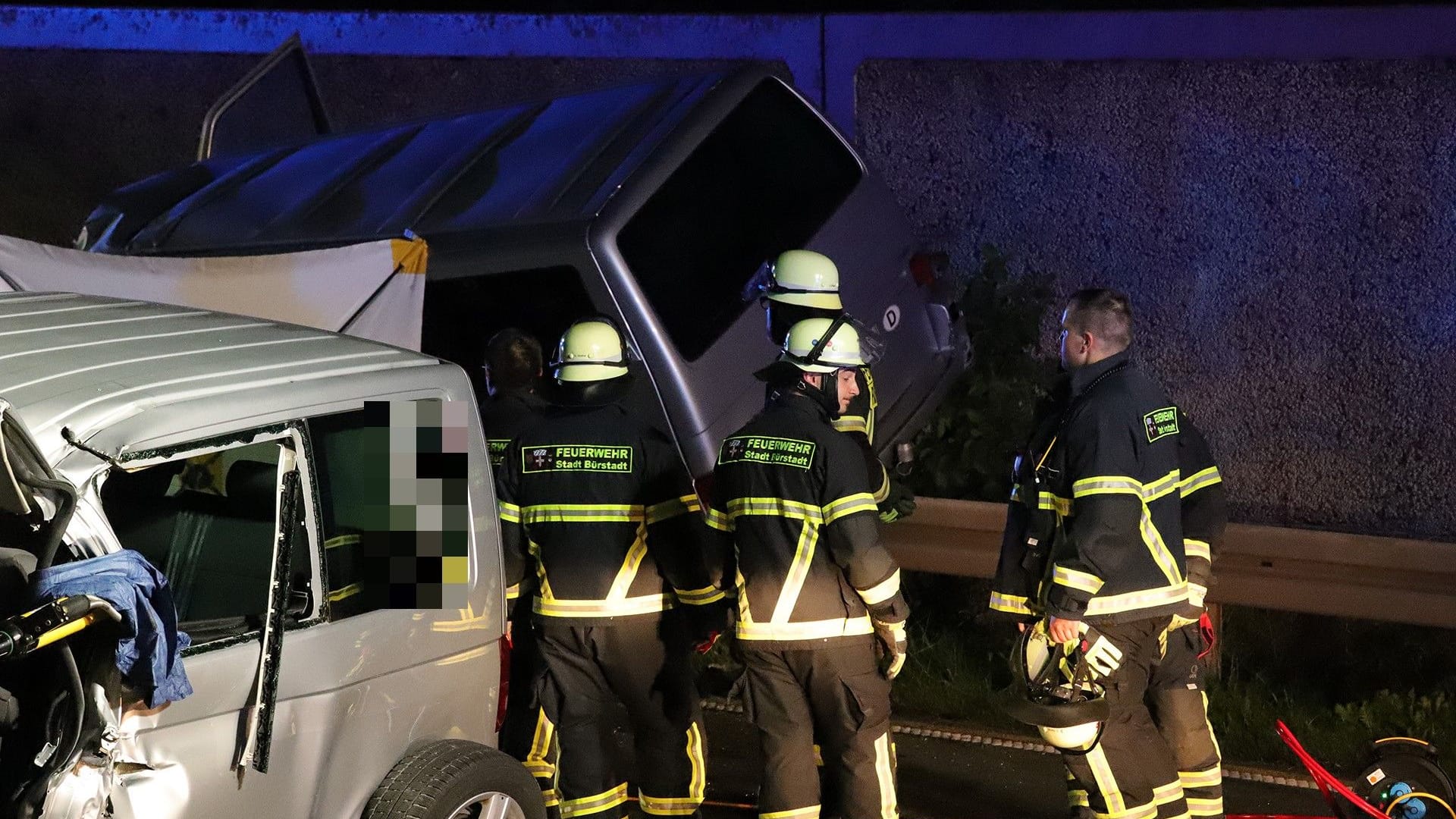 Diese zwei Kleinbusse sind in Hessen kollidiert: Zwei Menschen sind verstorben.