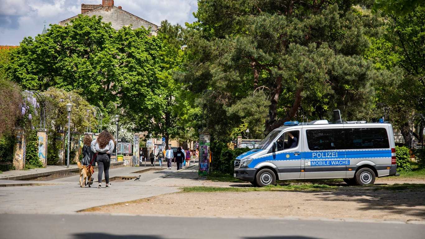 Polizei am Görlitzer Park (Archivbild): Erneut ist es dort zu einem Raub gekommen.