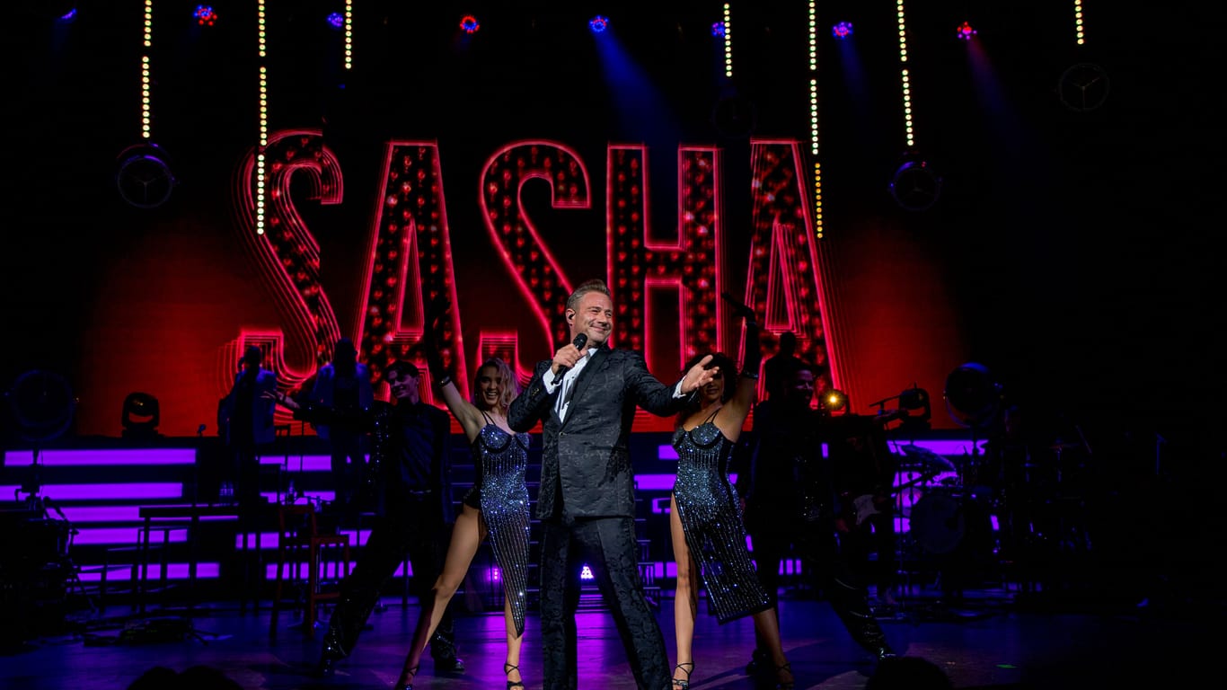 Sänger Sasha auf der Bühne bei seiner Show "This Is My Time."