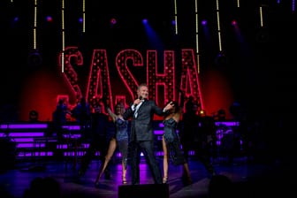 Sänger Sasha auf der Bühne bei seiner Show "This Is My Time."