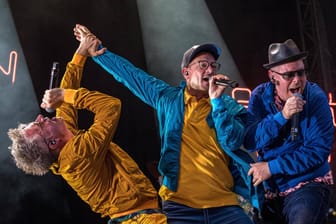 Fettes Brot auf der BΓΌhne (Archivbild): Die Hamburger Hip-Hop-Gruppe feiert am Wochenende ihren letzten Auftritt. Fettes Brot auf der BΓΌhne (Archivbild): Die Hamburger Hip-Hop-Gruppe feiert am Wochenende ihren letzten Auftritt.