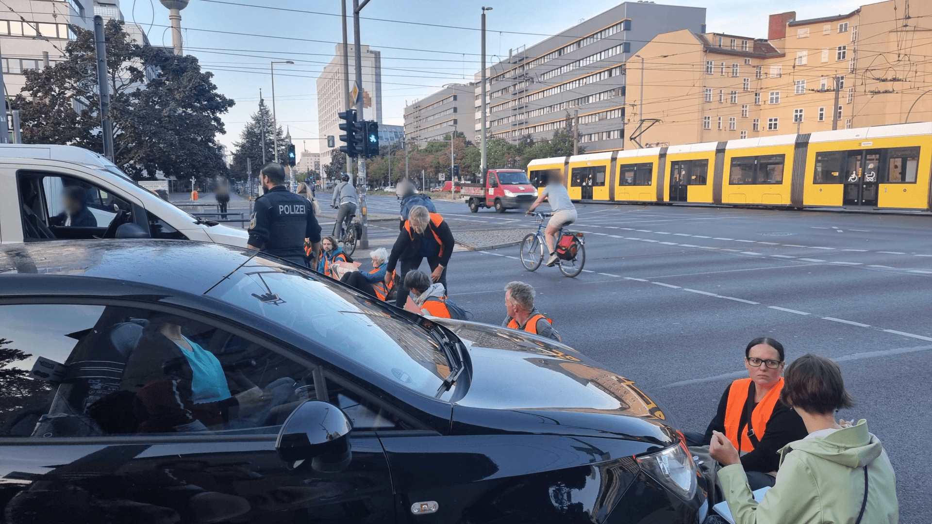 Prenzlauer Allee Ecke Mollstraße: Die Aktivisten sind an vielen Orten auf der Straße.