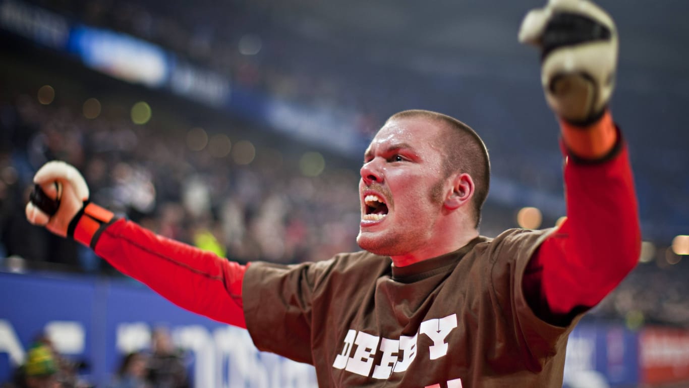 Benedikt Pliquett beim Jubel für St.Pauli (Archivfoto): Gegen den Ex-Profi wird laut einem Bericht wegen Raub ermittelt.