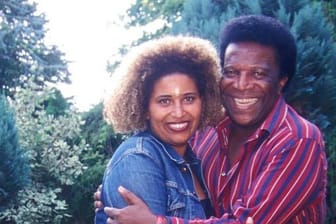 Ein Bild aus besseren Zeiten: Patricia Blanco mit ihrem Vater Roberto im Garten seines Hauses in München.