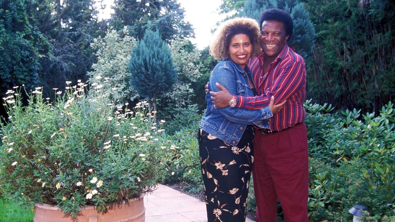 Ein Bild aus besseren Zeiten: Patricia Blanco mit ihrem Vater Roberto im Garten seines Hauses in München.