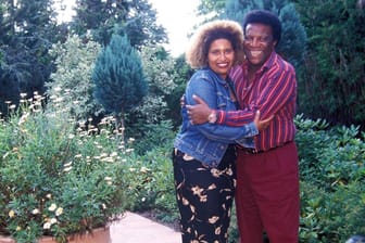 Ein Bild aus besseren Zeiten: Patricia Blanco mit ihrem Vater Roberto im Garten seines Hauses in München.