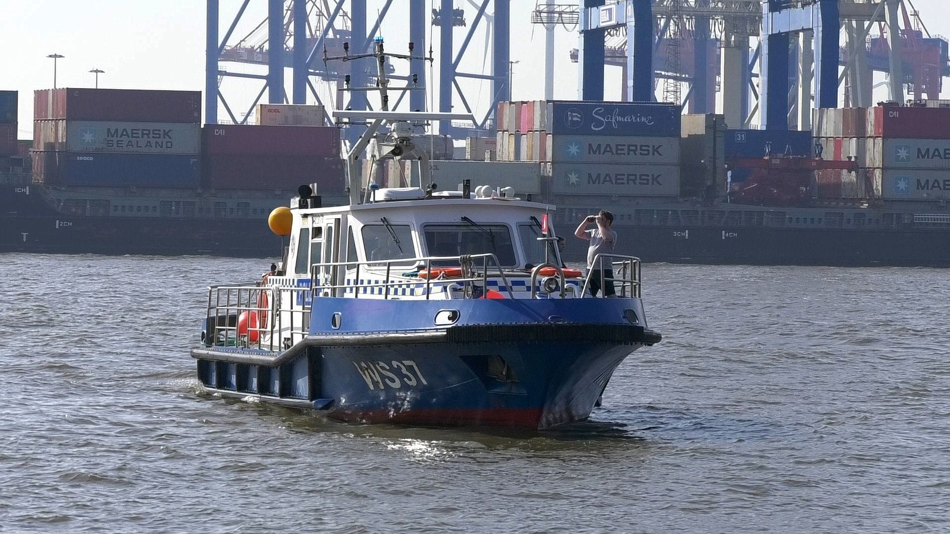 Mitarbeiter der Polizei suchen nach der vermissten Person in der Elbe.