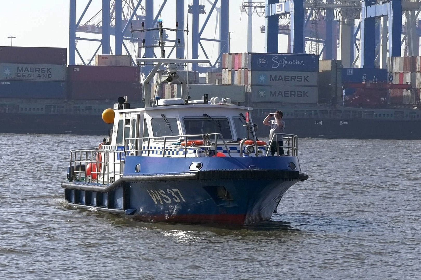 Mitarbeiter der Polizei suchen nach der vermissten Person in der Elbe.