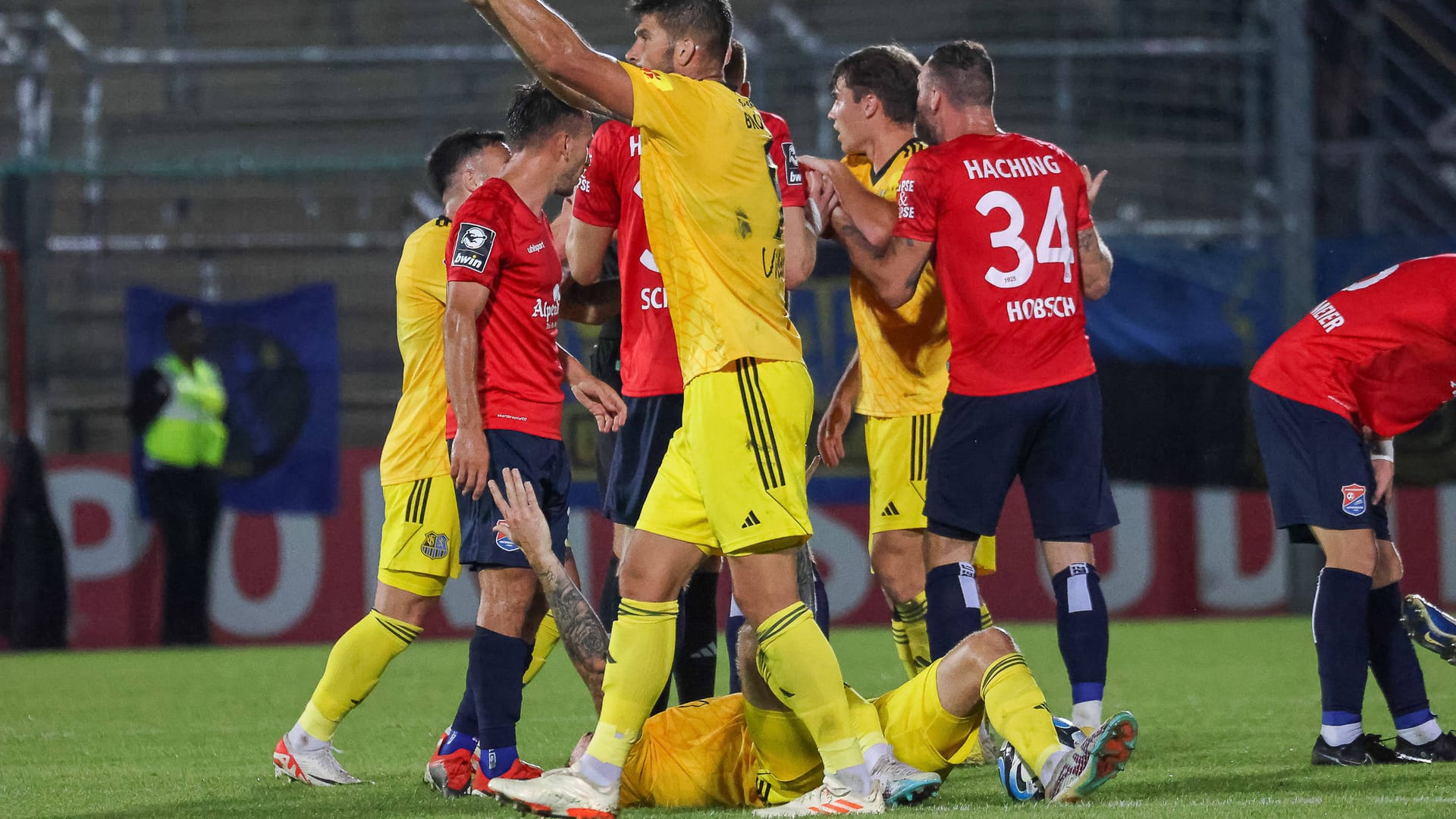 Patrick Schmidt: Saarbrückens Angreifer liegt nach einem Zusammenprall verletzt und benommen auf dem Boden.