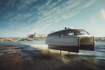 Das Elektroboot Candela soll ab 2024 im Stockholmer Nahverkehr eingesetzt werden. Auch in Deutschland möchte das schwedische Unternehmen Flüsse und Seen zu grünen Highways machen und die Straßen entlasten.