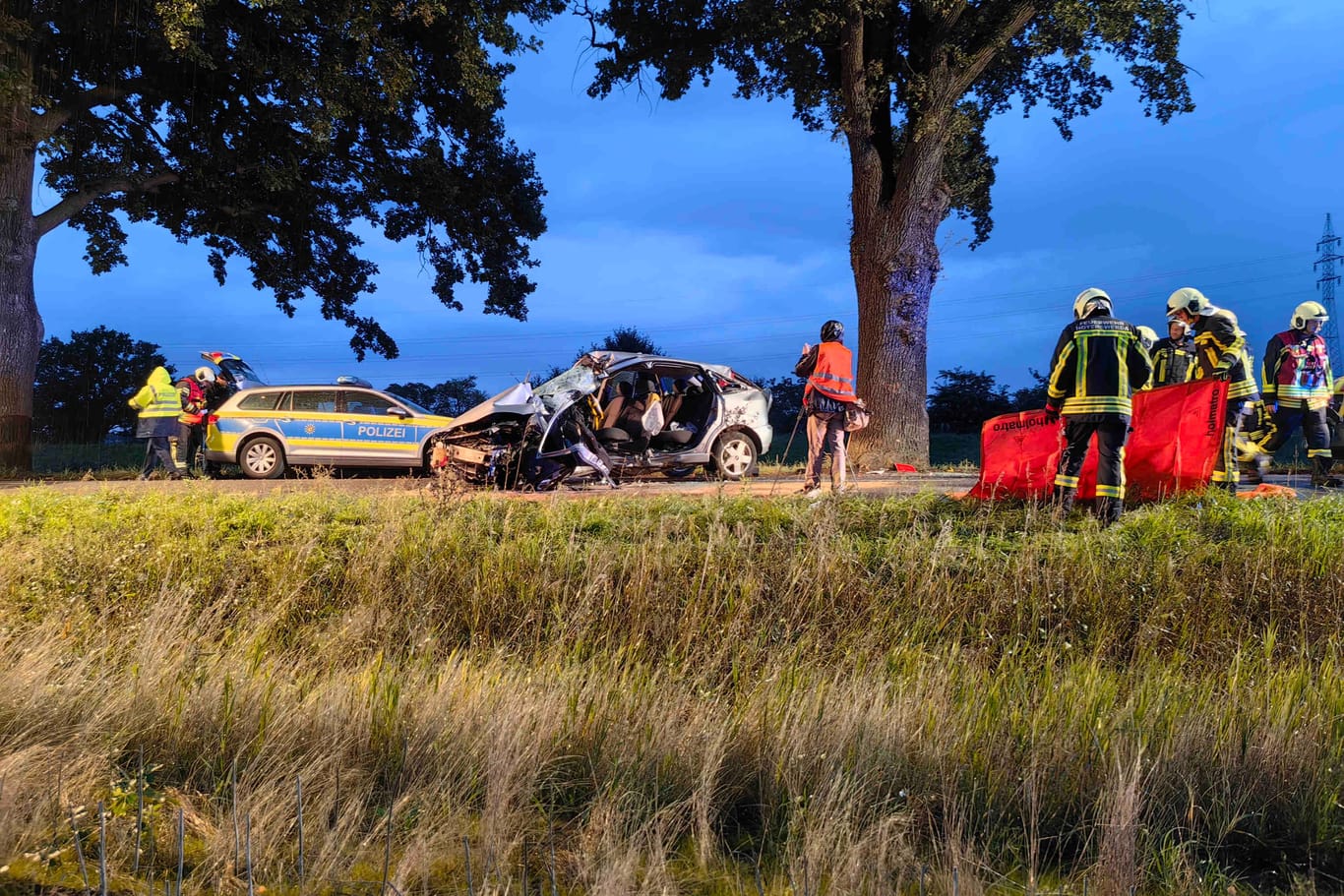 Schwerer Unfall bei Hoyerswerda: Rettungskräfte sichern die Unfallstelle.