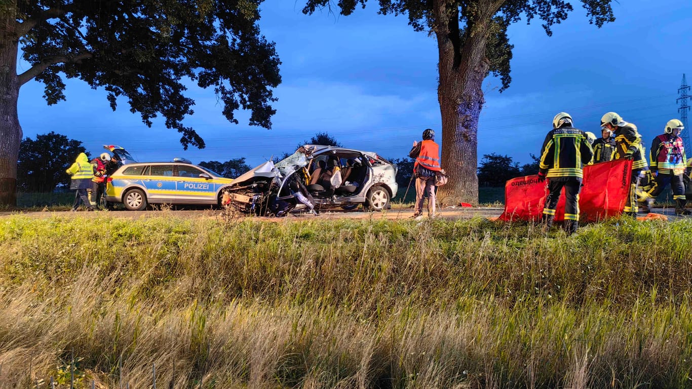Schwerer Unfall bei Hoyerswerda: Rettungskräfte sichern die Unfallstelle.