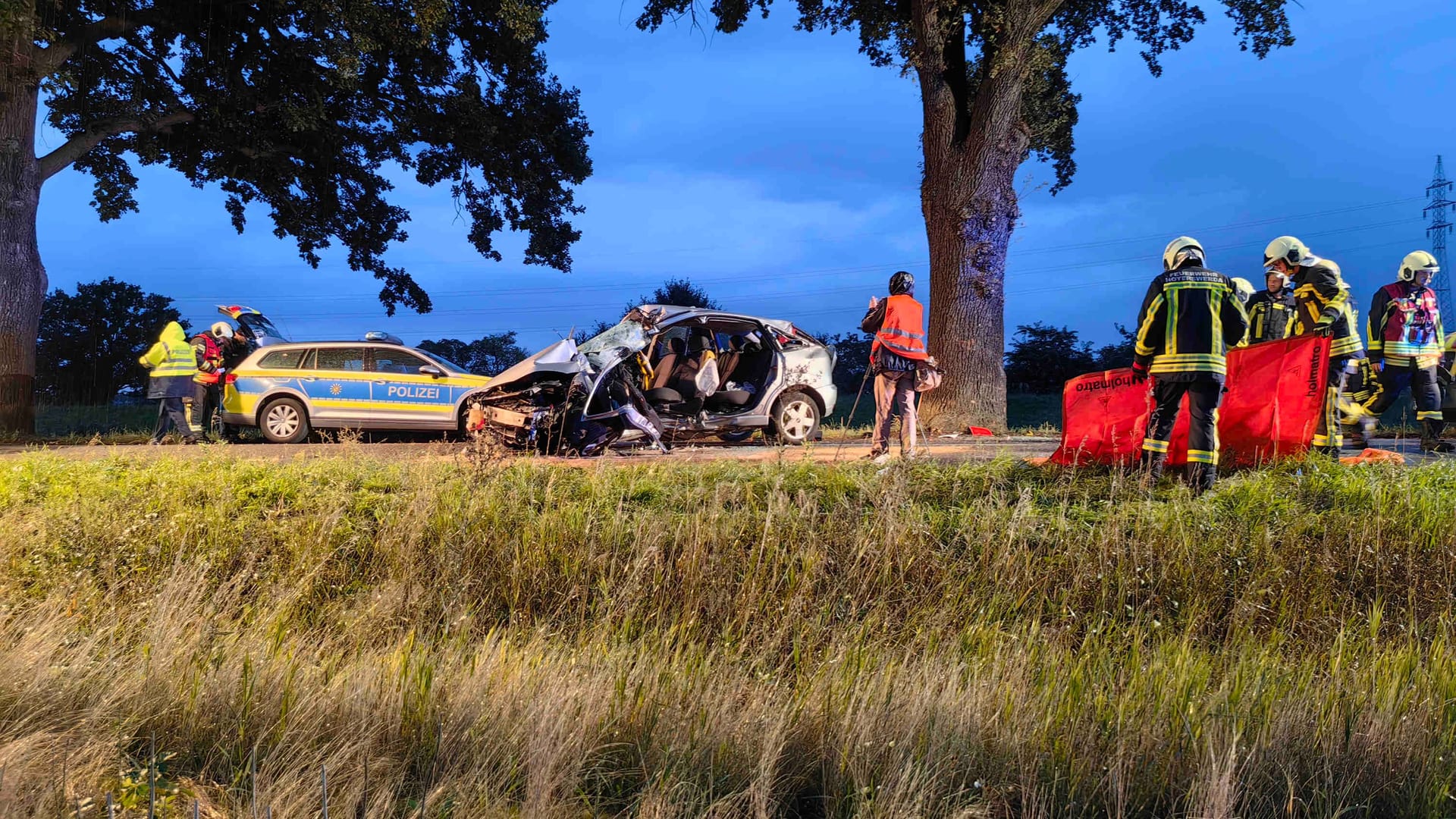 Schwerer Unfall bei Hoyerswerda: Rettungskräfte sichern die Unfallstelle.