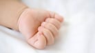 Hand eines Säuglings (Symbolbild): Das Mädchen war einen Monat alt, als die Misshandlungen begonnen haben sollen.