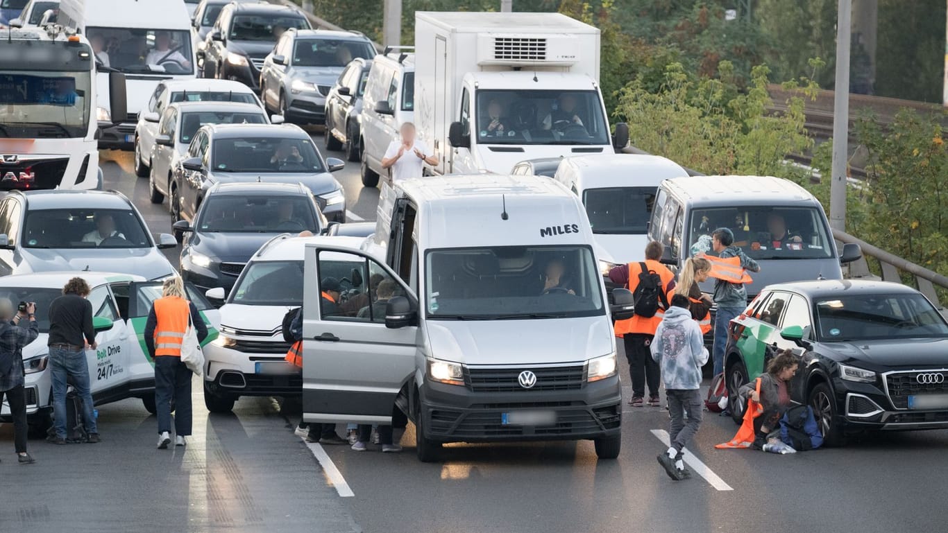 Aktivisten blockieren mit Mietwägen die A100: An vielen Stellen rund um die Autobahn kam es zu Staus.