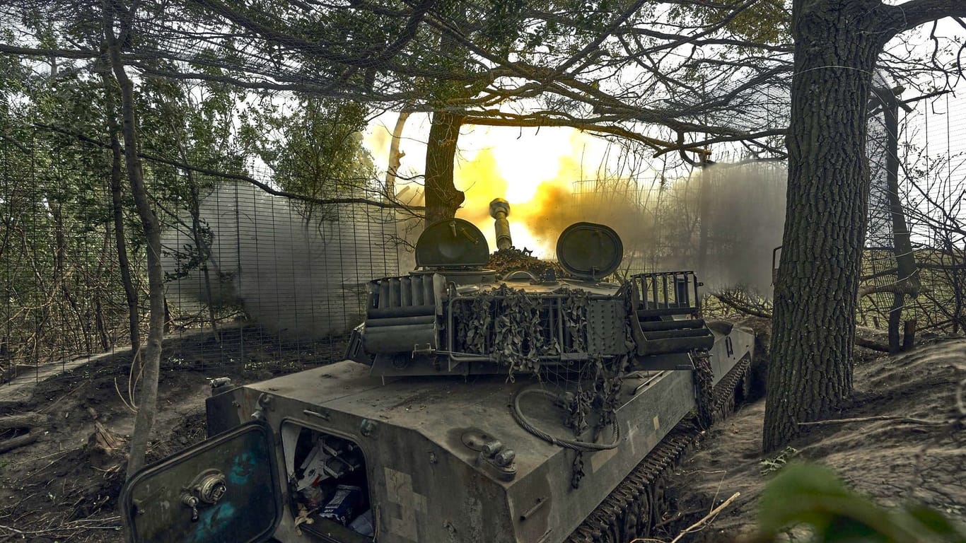 Ein ukrainisches selbstfahrendes Artilleriesystem feuert auf russische Stellungen an der Frontlinie. (Archivbild)