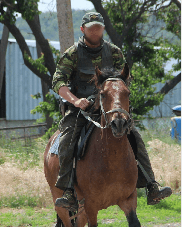 Ein Soldat der Bashkir-Einheit auf einem der Pferde, die bereits an der Front sein sollen.