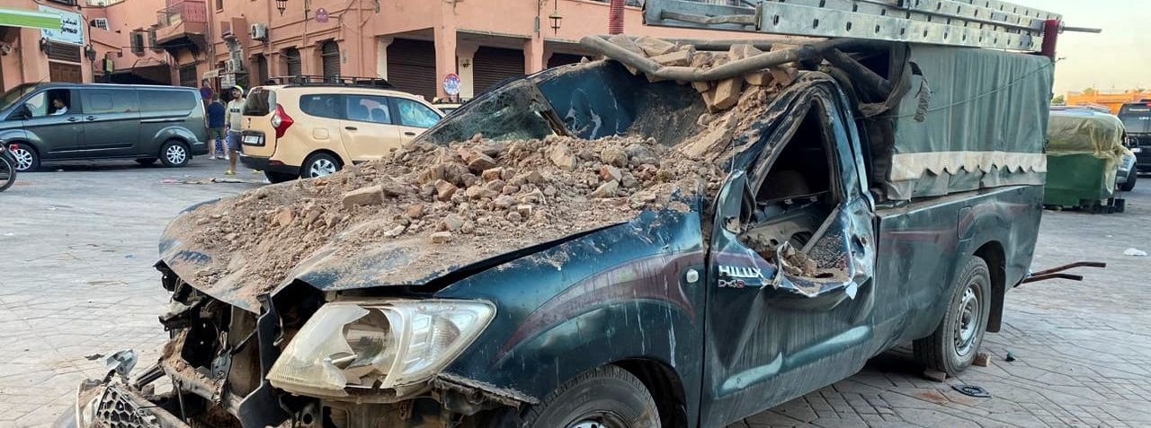 Ein beschädigtes Fahrzeug in Marrakesch: Gut 70 Kilometer südwestlich von Marrakesch ereignete sich in der Nacht zum Samstag ein Erdbeben mit der Stärke von 6,8.