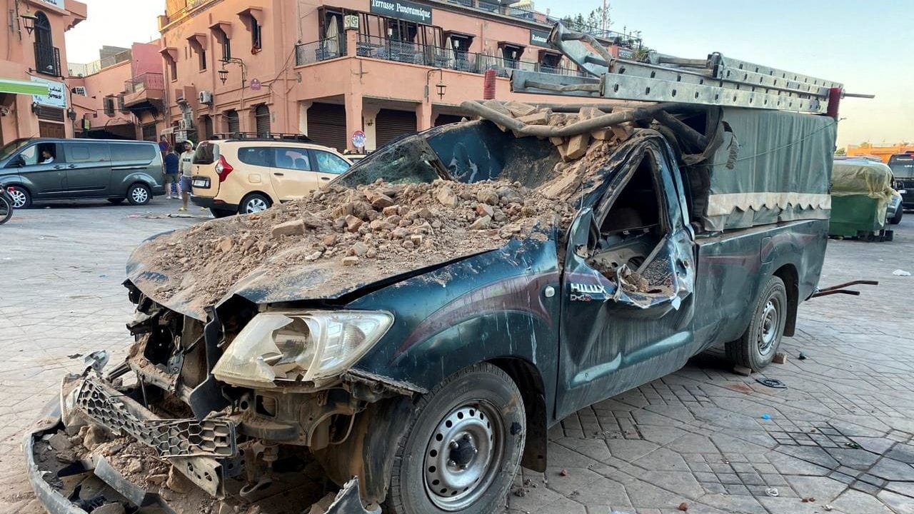 Ein beschädigtes Fahrzeug in Marrakesch: Gut 70 Kilometer südwestlich von Marrakesch ereignete sich in der Nacht zum Samstag ein Erdbeben mit der Stärke von 6,8.