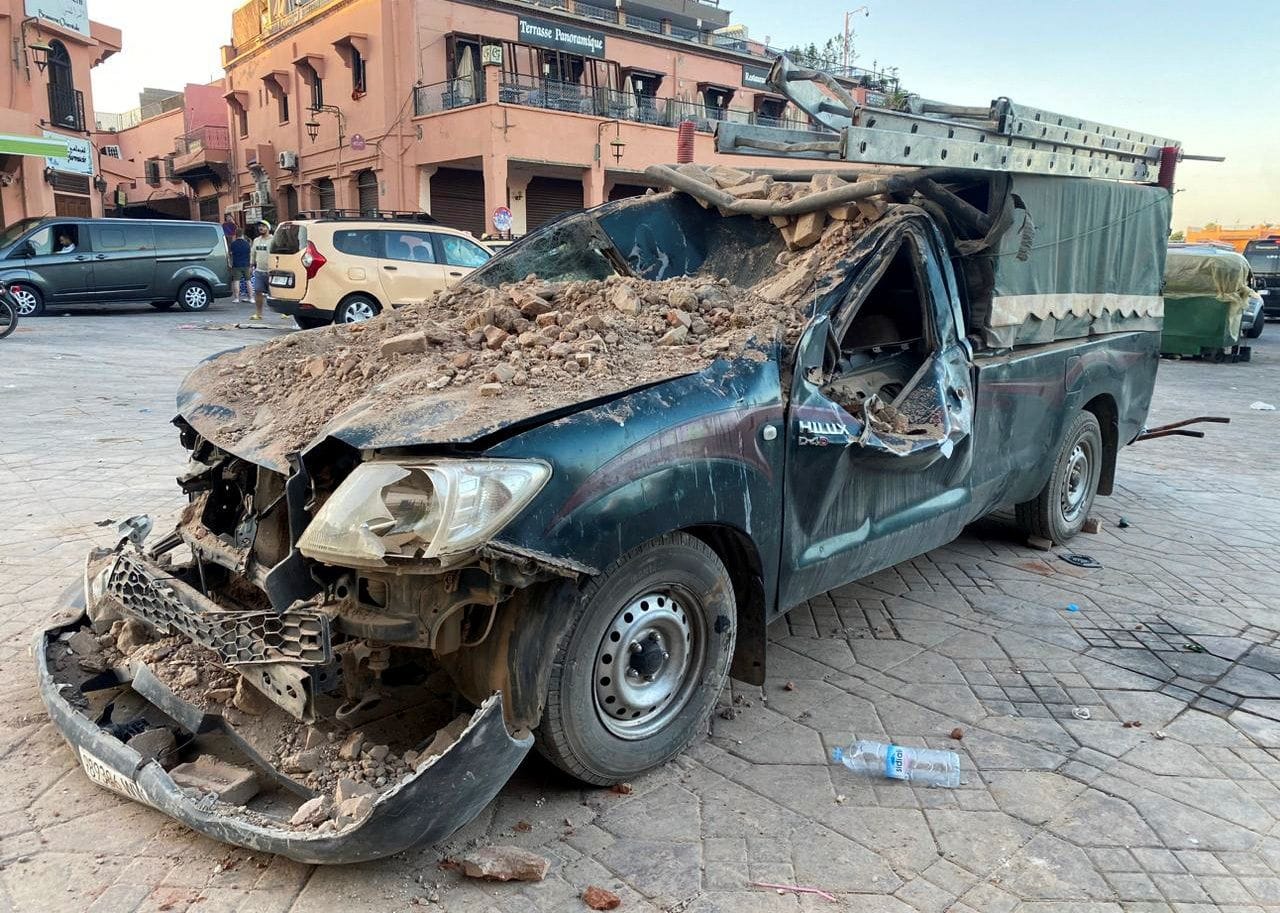 Ein beschädigtes Fahrzeug in Marrakesch: Gut 70 Kilometer südwestlich von Marrakesch ereignete sich in der Nacht zum Samstag ein Erdbeben mit der Stärke von 6,8.