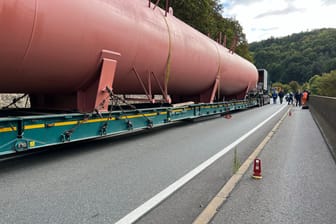 Ein Schwertransporter blockiert am Donnerstagmorgen (14.09.2023) die Hettstadter Steige zwischen der Abzweigung nach Zell am Main und der Abzweigung nach Waldbüttelbrunn