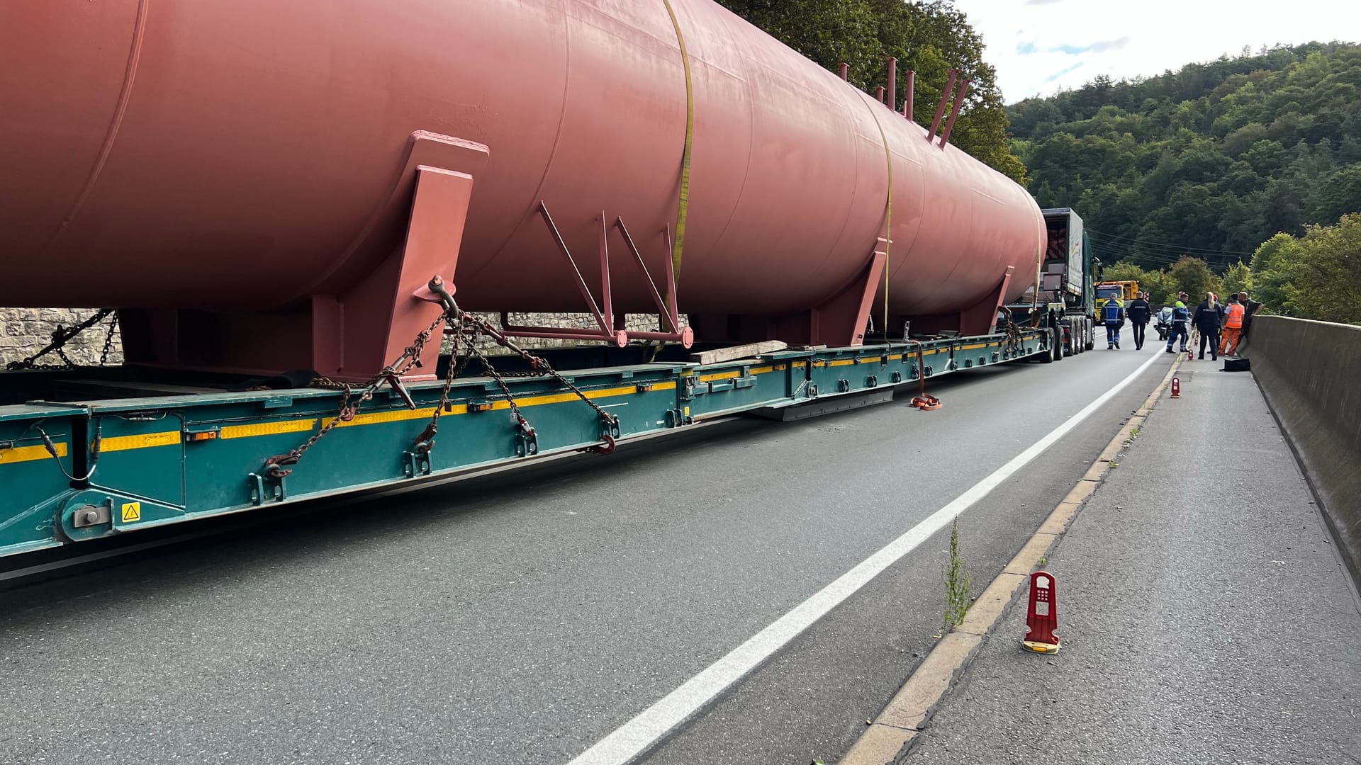 Ein Schwertransporter blockiert am Donnerstagmorgen (14.09.2023) die Hettstadter Steige zwischen der Abzweigung nach Zell am Main und der Abzweigung nach Waldbüttelbrunn