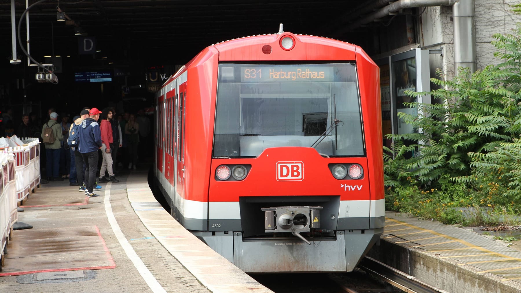 Mysterious Find Leads to Road Closure and S-Bahn Delays in Hamburg