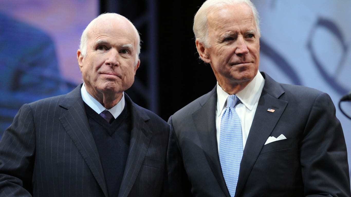 Politische Gegner und doch lebenslange Freunde: Der Republikaner John McCain (l.) und der heutige US-Präsident Joe Biden im Jahr 2017, wenige Monate vor McCains Tod.