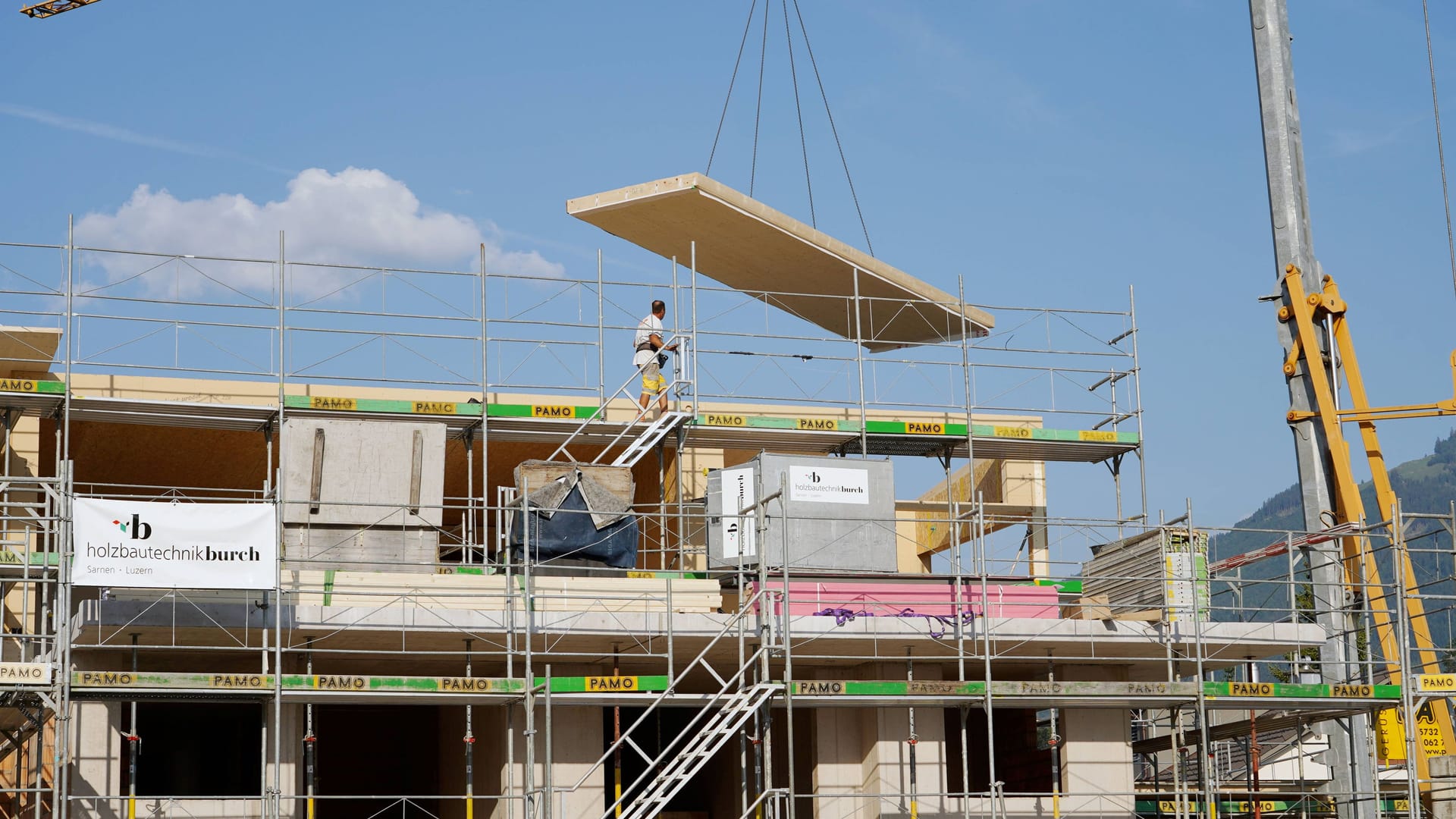 Hausbau (Archivbild): Die Immobilienbranche steckt in der Krise.