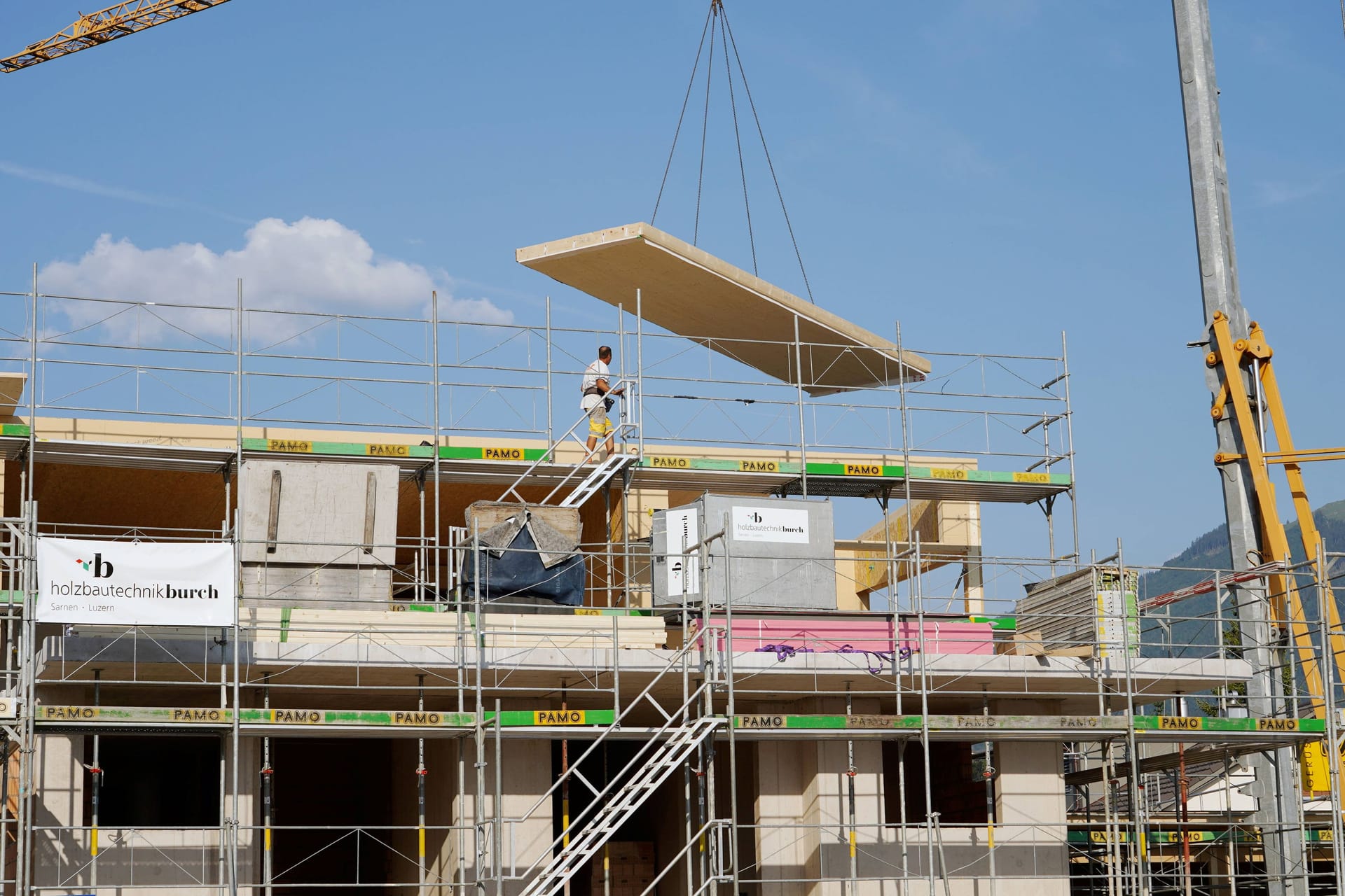 Hausbau (Archivbild): Die Immobilienbranche steckt in der Krise.