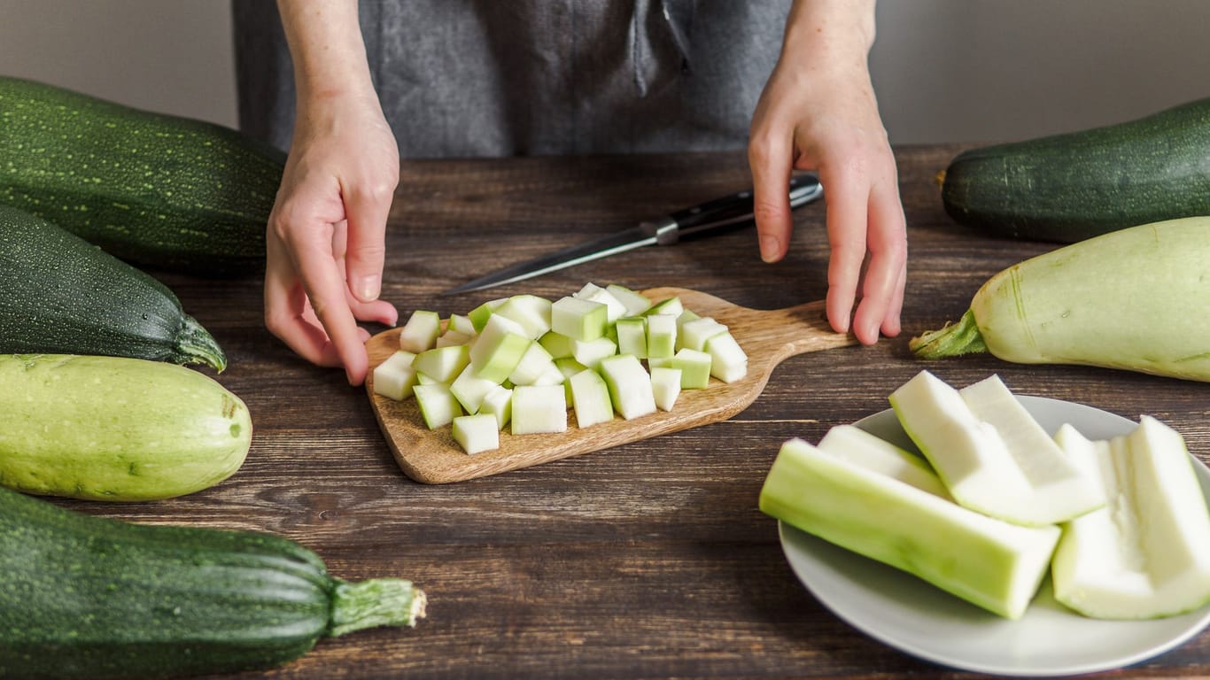 Klein geschnittene Zucchini können Sie einfacher und kompakter einlegen.