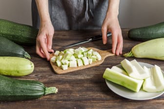 Klein geschnittene Zucchini können Sie einfacher und kompakter einlegen.