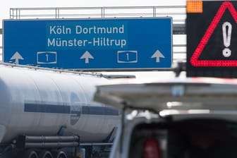 Ein Hinweisschild auf der Autobahn 1 südlich von Münster: Die Autobahn wird am Sonntag zeitweise gesperrt.
