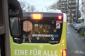 Bus in Bremerhaven (Symbolbild): Auf einer Fahrt in die Innenstadt kam es zu den Anfeindungen.