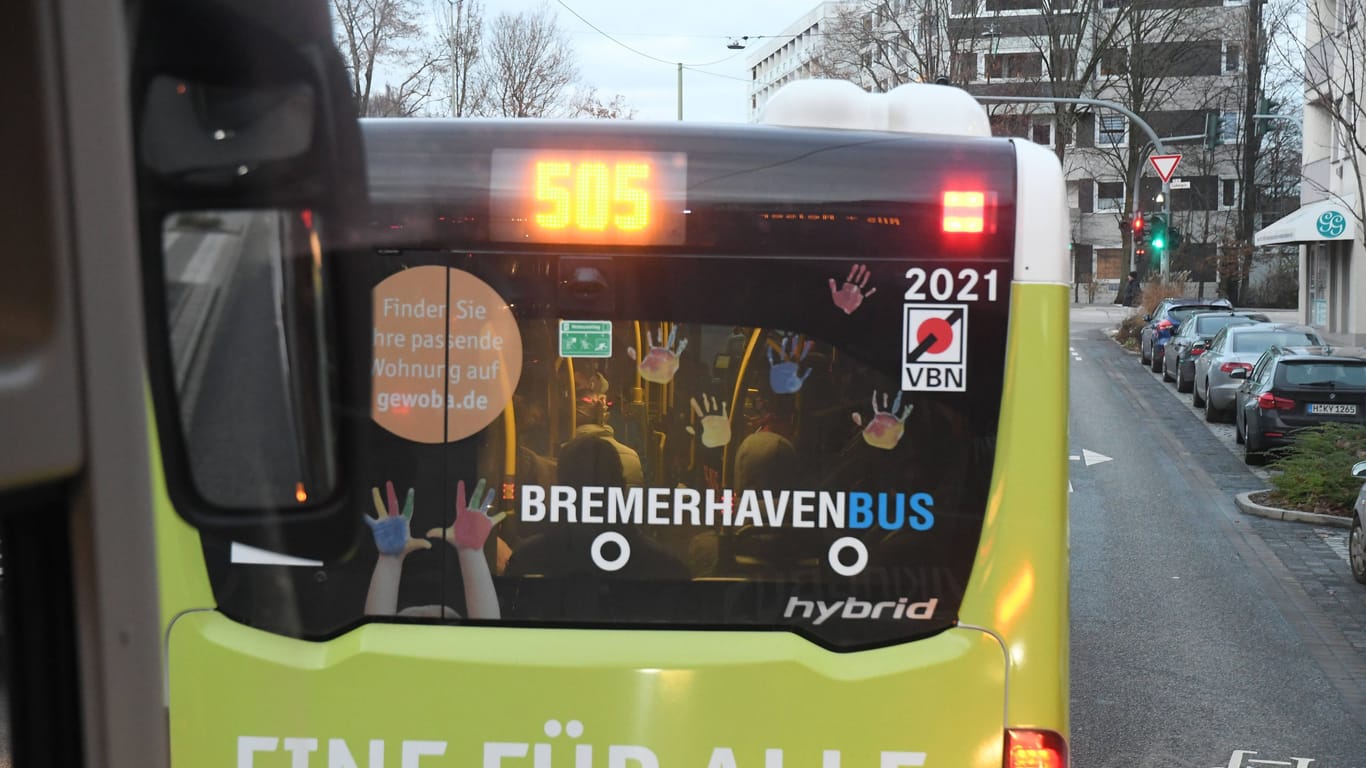 Bus in Bremerhaven (Symbolbild): Auf einer Fahrt in die Innenstadt kam es zu den Anfeindungen.