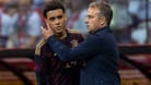 Vertrauensverhältnis: Jamal Musiala (li.) mit dem damaligen Bundestrainer Hansi Flick beim Länderspiel gegen Polen im Juni.
