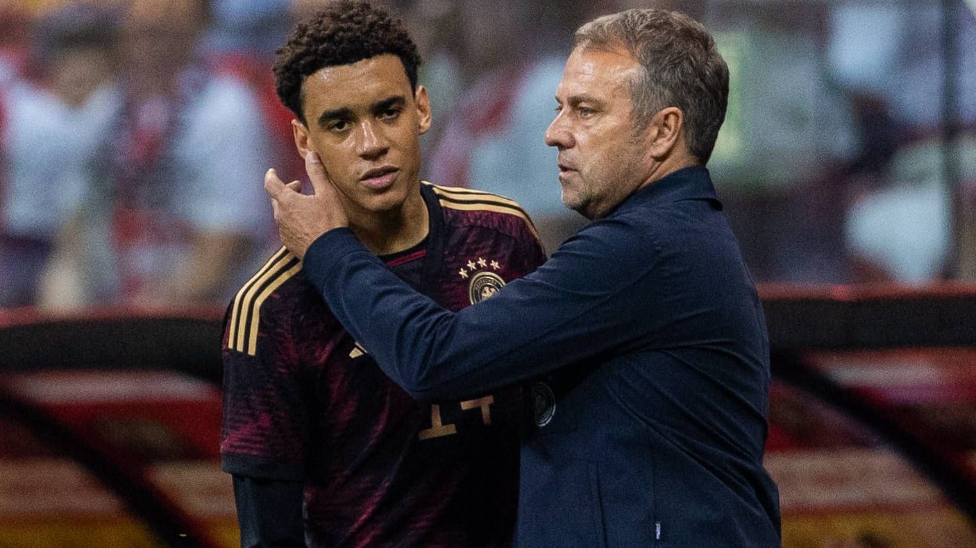 Vertrauensverhältnis: Jamal Musiala (li.) mit dem damaligen Bundestrainer Hansi Flick beim Länderspiel gegen Polen im Juni. Vertrauensverhältnis: Jamal Musiala (li.) mit dem damaligen Bundestrainer Hansi Flick beim Länderspiel gegen Polen im Juni.