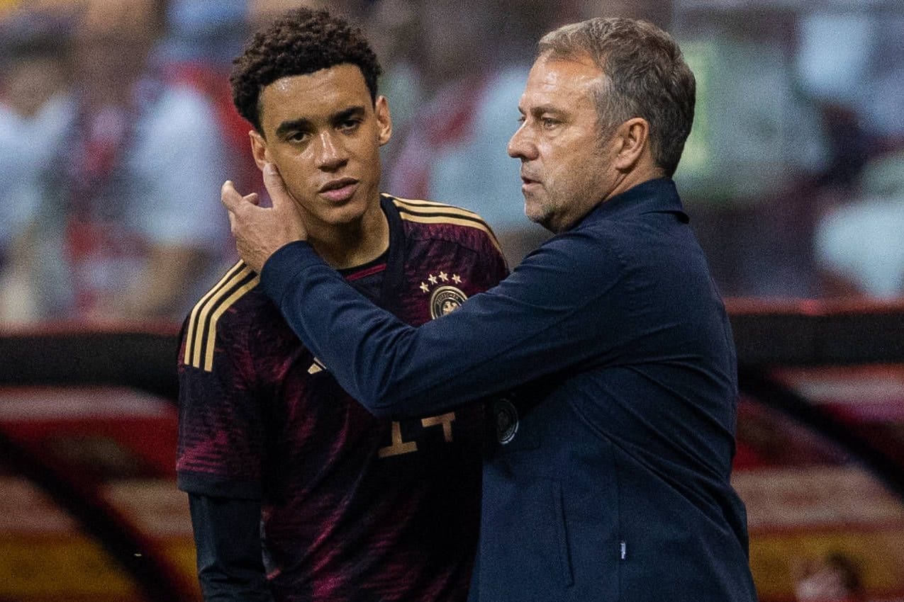 Vertrauensverhältnis: Jamal Musiala (li.) mit dem damaligen Bundestrainer Hansi Flick beim Länderspiel gegen Polen im Juni.