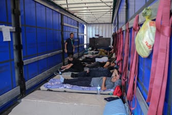 Mehrere Männer liegen im Frachtraum eines LKWs. Sie sind in Hungerstreik getreten.