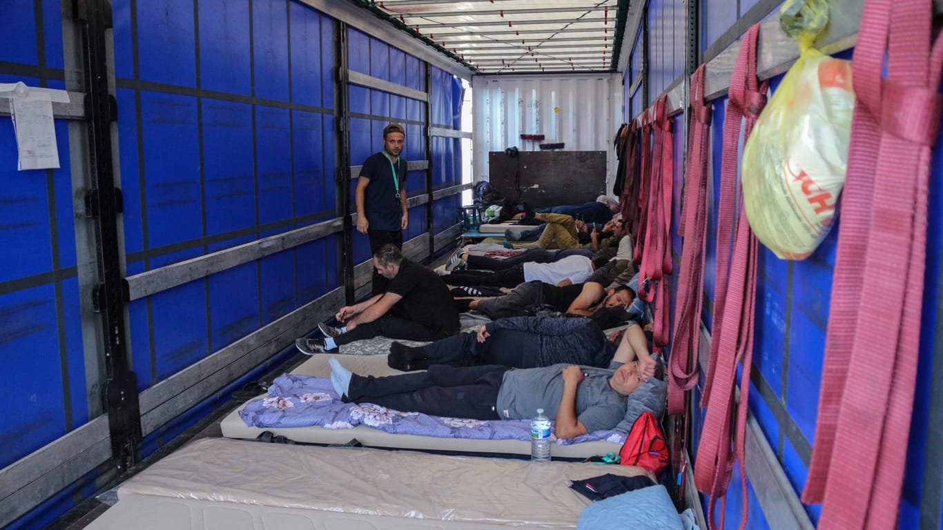 Mehrere Männer liegen im Frachtraum eines LKWs. Sie sind in Hungerstreik getreten.