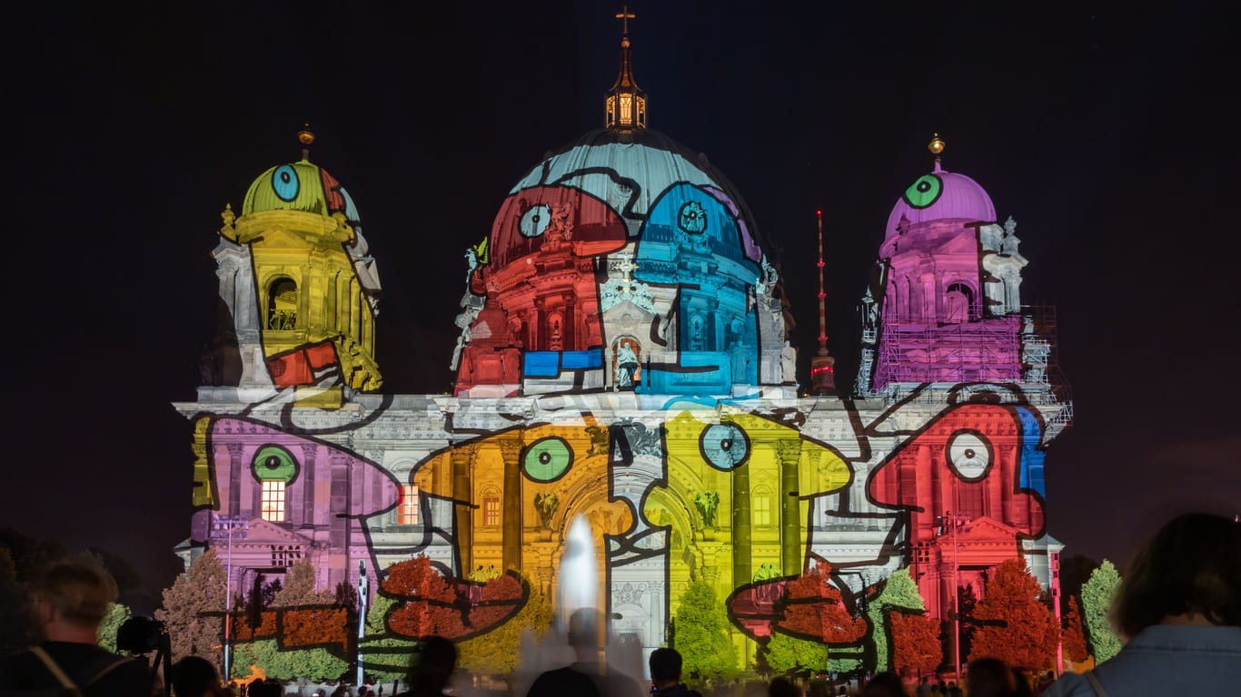 Der Berliner Dom des während Festival of Lights 2021