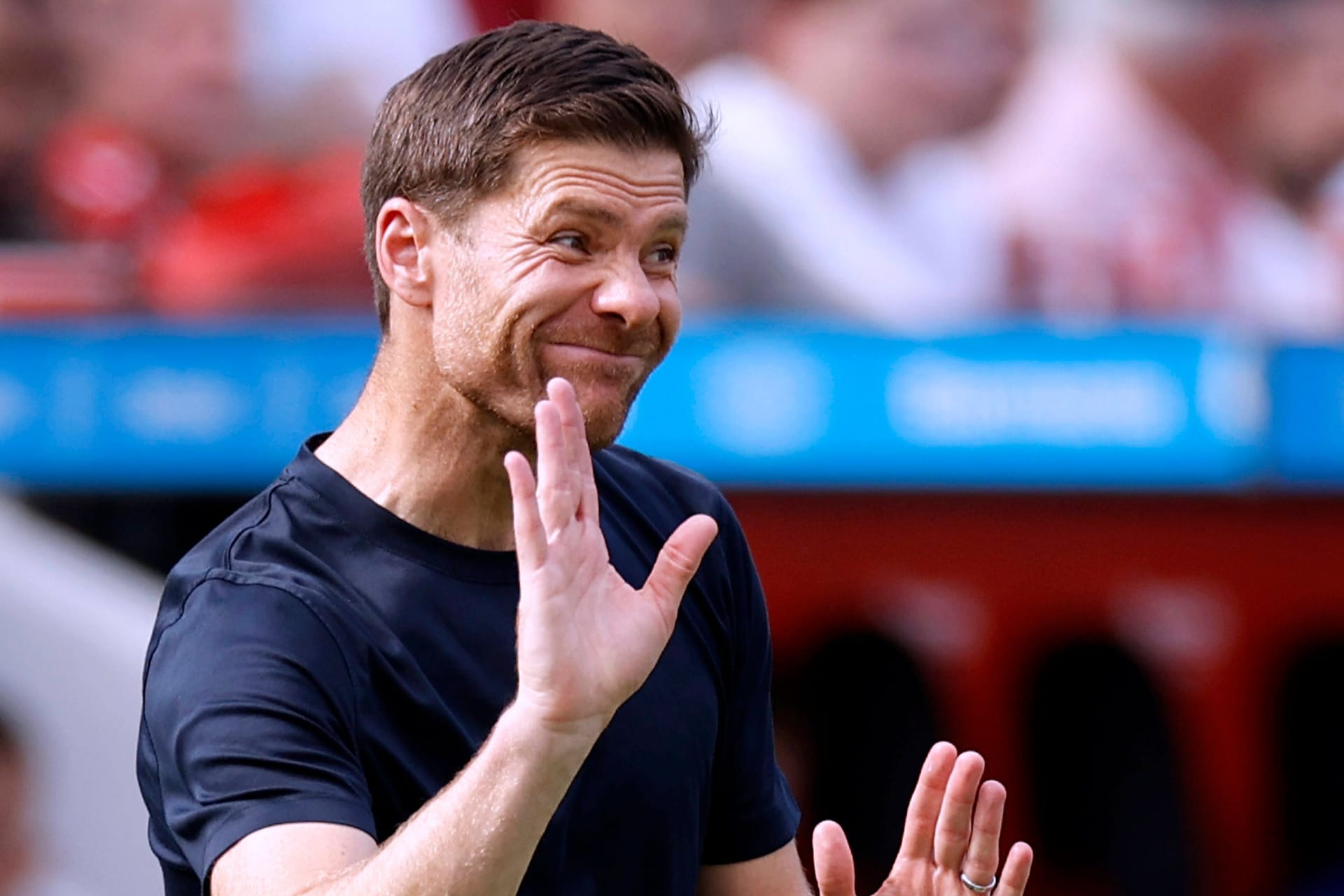 Xabi Alonso: Im Training unterlief dem Leverkusen-Coach eine kuriose Panne.