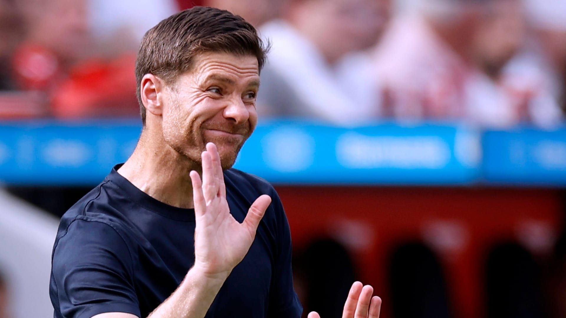 Xabi Alonso: Im Training unterlief dem Leverkusen-Coach eine kuriose Panne.