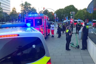 Polizei und Rettungskräfte in der Wallstraße in Hamburg: Hier wurde ein Autofahrer niedergestochen.