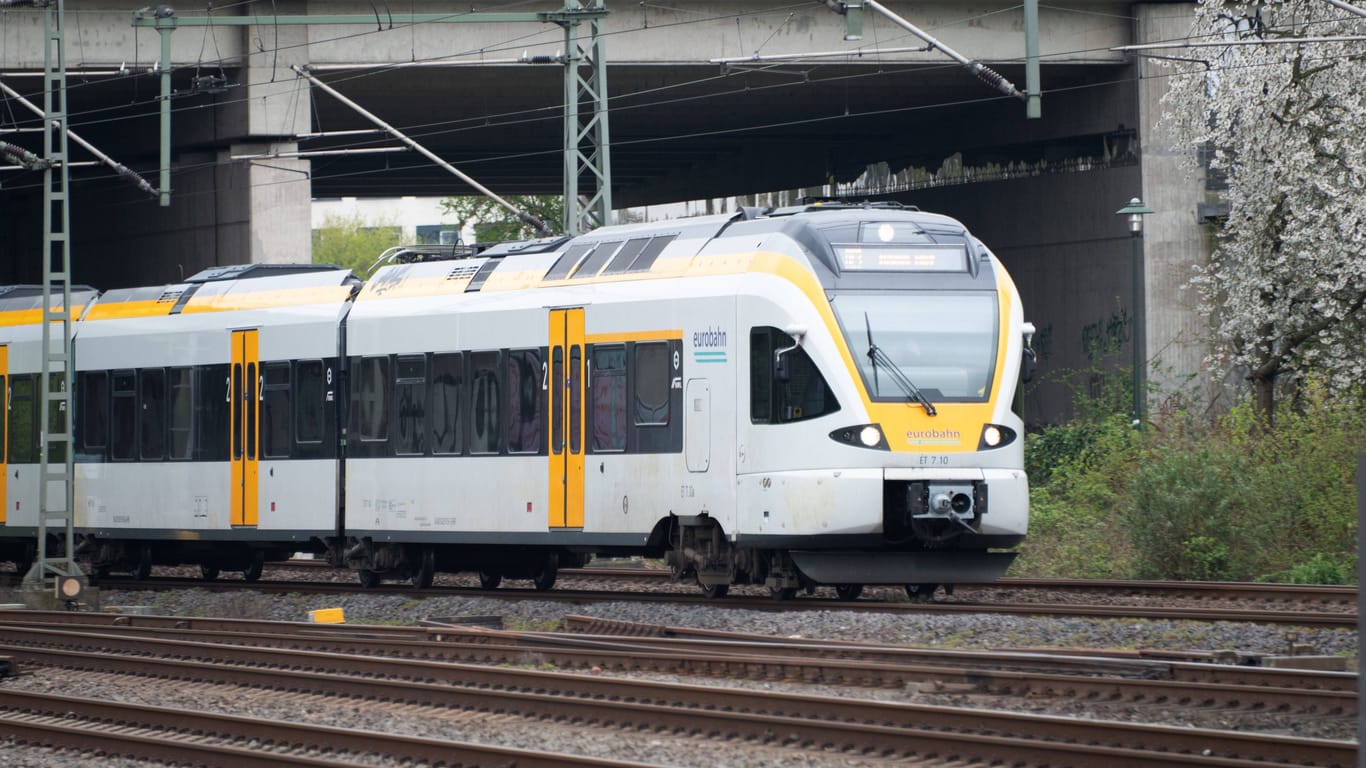 Ein Zug der Eurobahn fährt in den Flughafen-Bahnhof in Düsseldorf ein.