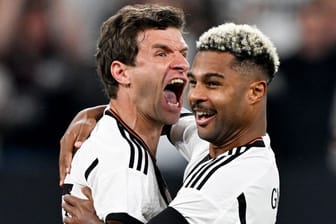 Jubel bei zwei Bayern-Spielern: Thomas Müller und Serge Gnabry freuen sich über das 1:0.